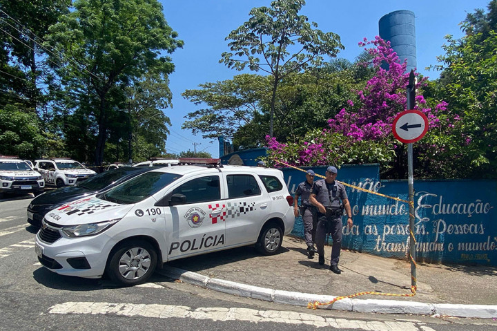 Polisi berjaga-jaga di luar sekolah negeri Sapopemba menyusul penembakan di Sao Paulo, Brasil, Senin, 23 Oktober 2023 waktu setempat.