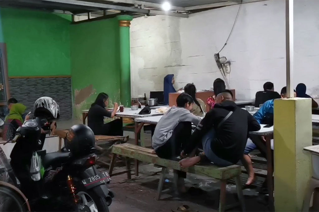 Warung nasi tabokan di Kabupaten Sidoarjo, Jawa Timur ini, ramai didatangi pembeli setiap malam, di tengah mahalnya harga kebutuhan pokok. Harga nasi tabokan hanya RP6 ribu seporsinya, namun rasanya sangat nikmat dan bisa membuat kantong lebih irit.