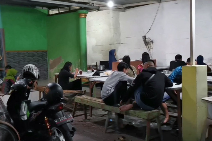 Warung nasi tabokan di Kabupaten Sidoarjo, Jawa Timur ini, ramai didatangi pembeli setiap malam, di tengah mahalnya harga kebutuhan pokok. Harga nasi tabokan hanya RP6 ribu seporsinya, namun rasanya sangat nikmat dan bisa membuat kantong lebih irit.