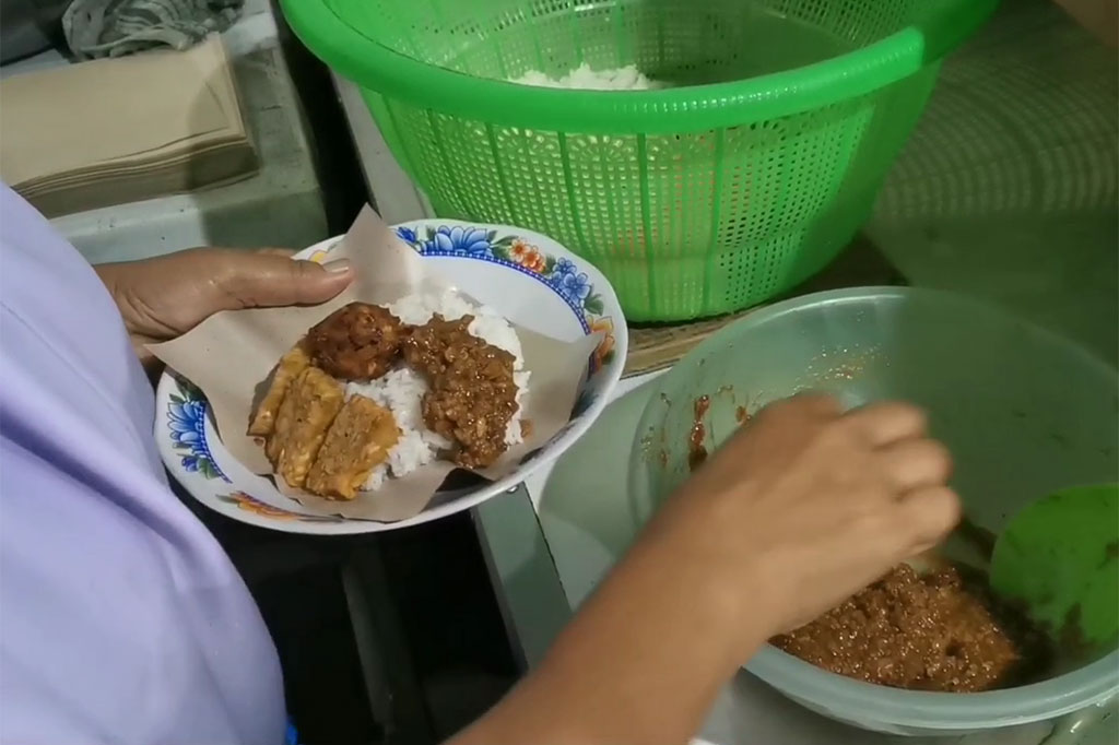 Nasi tabokan terdiri dari nasi hangat dengan lauk tempe goreng, lentho, atau gorengan adonan kacang polo dengan parutan singkong. Kemudian dicampur sayur lodeh serta sambal pedas yang unik.
