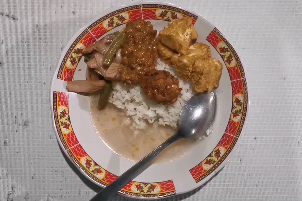 Sambalnya dikatakan unik karena terbuat dari cabe merah, cabe rawit, tempe, kacang tanah, dan kecap. Campuran tersebut dihaluskan menjadi satu di atas cobek.