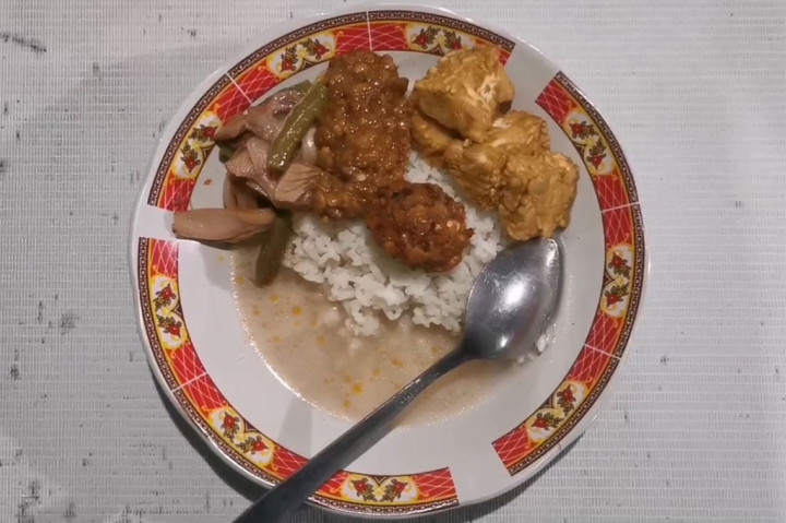 Sambalnya dikatakan unik karena terbuat dari cabe merah, cabe rawit, tempe, kacang tanah, dan kecap. Campuran tersebut dihaluskan menjadi satu di atas cobek.