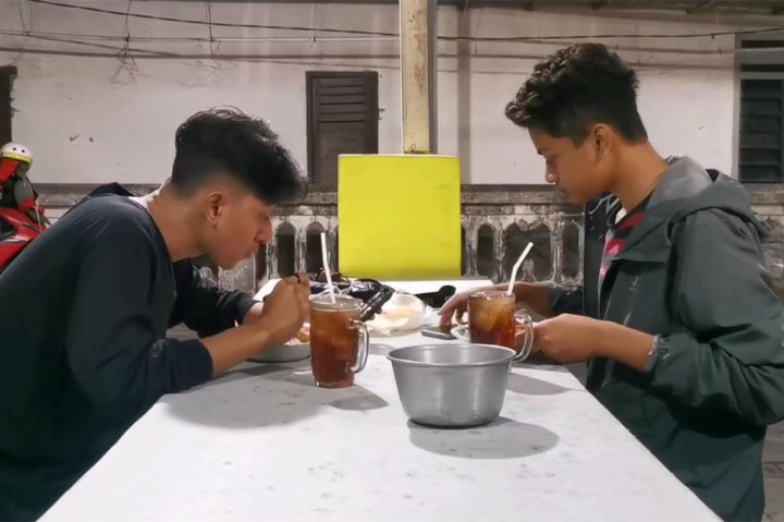 Warung sederhana ini selalu ramai apabila malam hari, bahkan konsumen harus rela antre untuk bisa menyantap seporsi nasi tabokan.