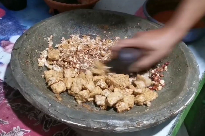 Perpaduan nasi hangat serta lauk, sayur, dan bumbu tadi diakui konsumen memiliki kenikmatan sendiri. Apalagi dengan harga sangat murah membuat nasi tabokan banyak diburu konsumen di malam hari.