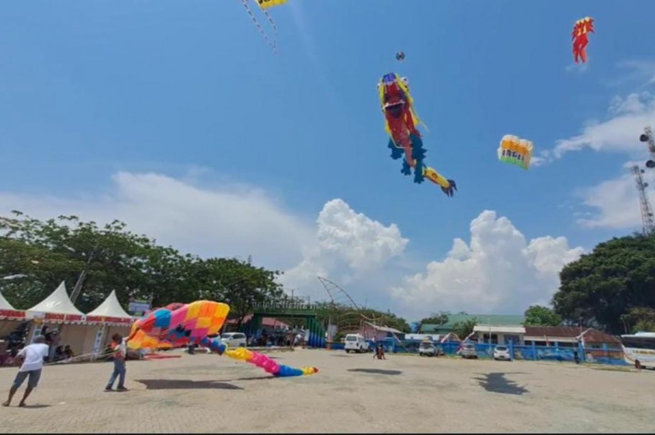 Suasana kawasan Pantai Pagatan di Kabupaten Tanah Bumbu, Kalimantan Selatan akhir pekan lalu berubah menjadi meriah. Puluhan layang-layang berukuran besar dan berwarna-warni dengan berbagai bentuk memenuhi langit sepanjang garis pantai.