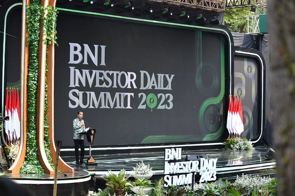 Presiden Joko Widodo menekankan pentingnya untuk terus meningkatkan ekspor dan investasi dalam menjaga pertumbuhan ekonomi Indonesia. Hal tersebut disampaikan Presiden kepada awak media setelah resmi membuka Investor Daily Summit 2023 yang digelar di Hutan Kota by Plataran, Senayan, Jakarta, pada Selasa, 24 Oktober 2023.