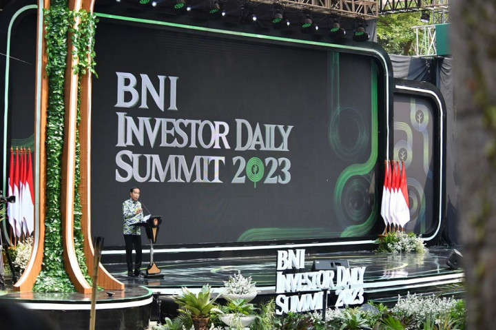 Presiden Joko Widodo menekankan pentingnya untuk terus meningkatkan ekspor dan investasi dalam menjaga pertumbuhan ekonomi Indonesia. Hal tersebut disampaikan Presiden kepada awak media setelah resmi membuka Investor Daily Summit 2023 yang digelar di Hutan Kota by Plataran, Senayan, Jakarta, pada Selasa, 24 Oktober 2023.