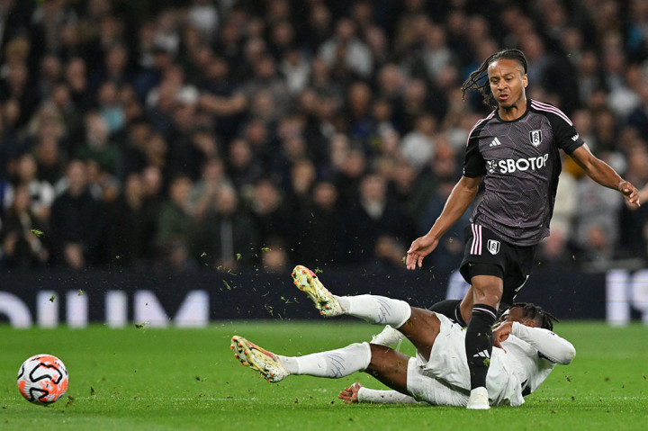 Di awal laga, kedua kesebelasan saling berbalas serangan. Beberapa peluang tercipta namun belum berbuah gol.