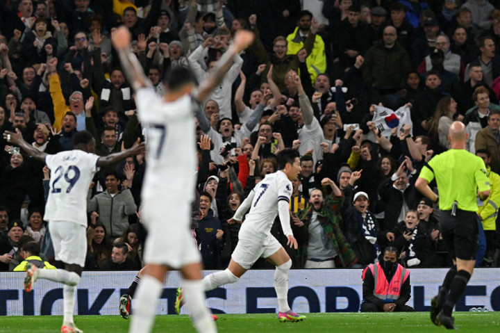 Tuan rumah akhirnya bisa mencuri keunggulan terlebih dahulu berkat gol yang dicetak oleh Son Heung-min memanfaatkan umpan Richarlison pada menit 36. Skor 1-0 untuk Tottenham bertahan hingga jeda.