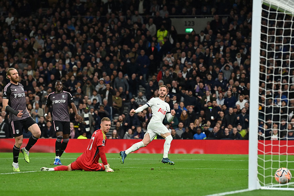 Memasuki babak kedua, Tottenham langsung mengambil inisiatif menyerang dan dapat menambah keunggulan pada menit ke-54 melalui gol James Maddison menyelesaikan assist dari Son sehingga skor berubah menjadi 2-0.