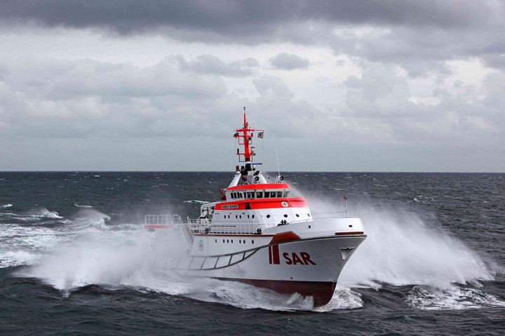 Kecelakaan itu terjadi pada Selasa pagi sekitar 22 kilometer (13 mil) barat daya pulau Helgoland, kata Komando Pusat Keadaan Darurat Maritim Jerman.