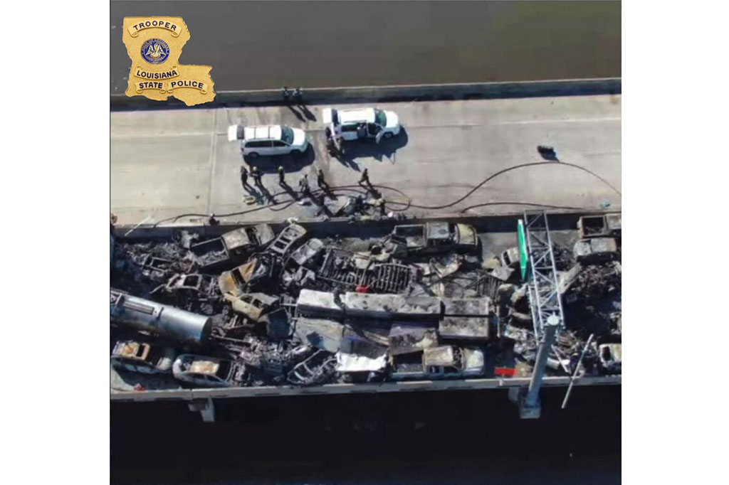 Gambar Yang dirilis oleh Polisi Negara Bagian Lousiana di Facebook menunjukkan kendaraan yang bertumpukan dan terbakar menyusul kecelakaan di jalan raya Interstate 55 di Paroki St. Yohanes Pembaptis, Louisiana, Senin, 23 Oktober 2023 waktu setempat.