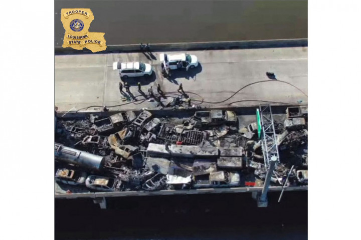 Gambar Yang dirilis oleh Polisi Negara Bagian Lousiana di Facebook menunjukkan kendaraan yang bertumpukan dan terbakar menyusul kecelakaan di jalan raya Interstate 55 di Paroki St. Yohanes Pembaptis, Louisiana, Senin, 23 Oktober 2023 waktu setempat.