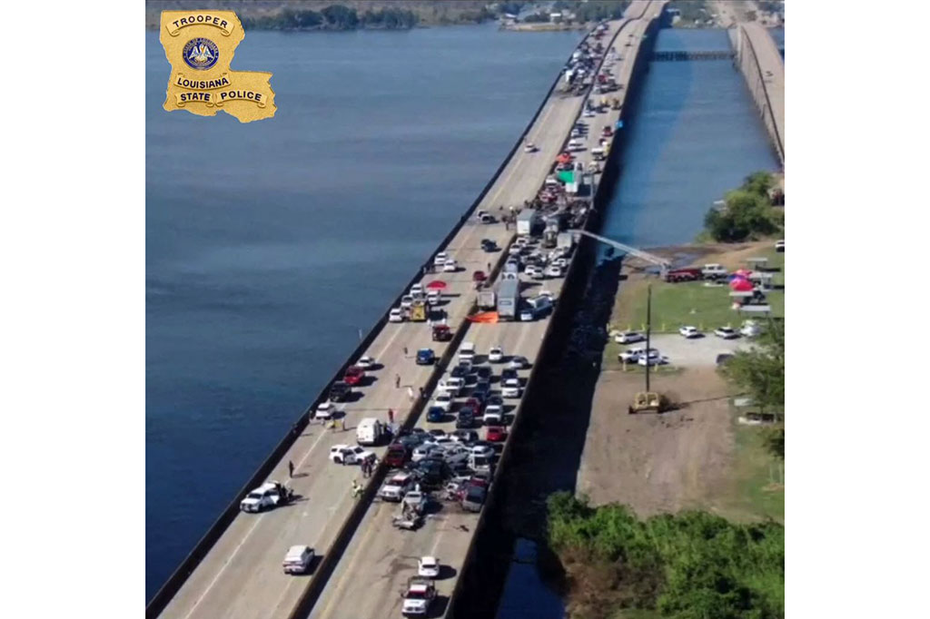 Foto-foto yang diposting oleh polisi menunjukkan kedua jalur jembatan jalan raya tempat kejadian terjadi terhalang oleh tumpukan mobil, termasuk puluhan kendaraan yang hangus. 