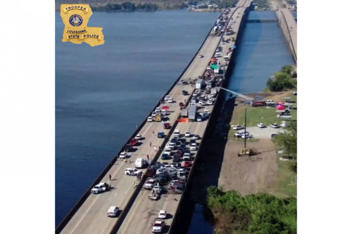 Foto-foto yang diposting oleh polisi menunjukkan kedua jalur jembatan jalan raya tempat kejadian terjadi terhalang oleh tumpukan mobil, termasuk puluhan kendaraan yang hangus. 