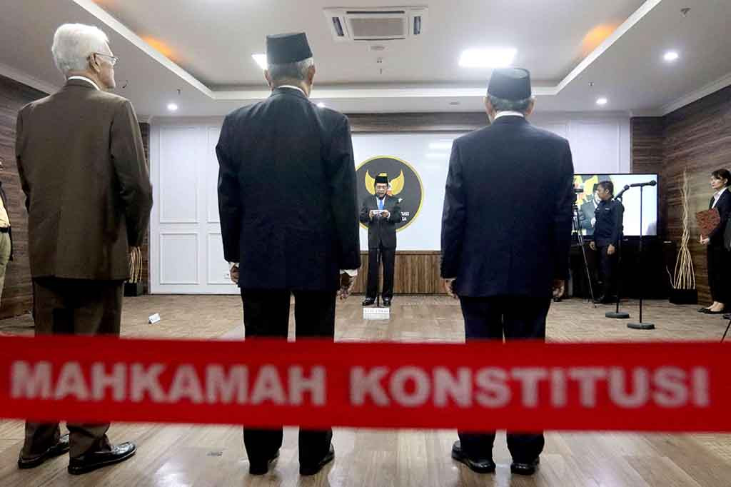 Anwar melantik Wahiduddin Adams dari unsur hakim konstitusi, Jimly Asshiddiqie dari unsur tokoh masyarakat, serta Bintan R. Saragih dari unsur akademisi berlatar belakang bidang hukum.
