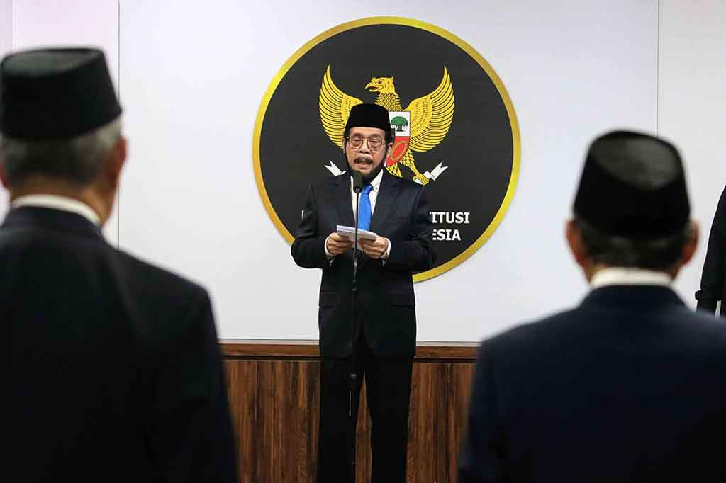 Ketua Mahkamah Konstitusi Anwar Usman melantik tiga anggota Majelis Kehormatan Mahkamah Konstitusi (MKMK) untuk menindaklanjuti laporan masyarakat terkait dugaan pelanggaran kode etik hakim konstitusi dalam Putusan Perkara Nomor 90/PUU-XXI/2023.