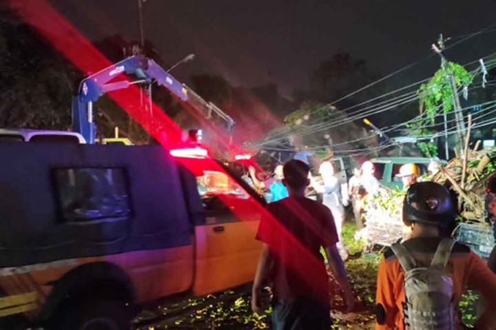 Wakil Walikota Solo, Teguh Prakosa meminta masyarakat hati-hati pada awal musim hujan, yang sering disertai angin kencang yang bisa mengakibatkan pohon tumbang.