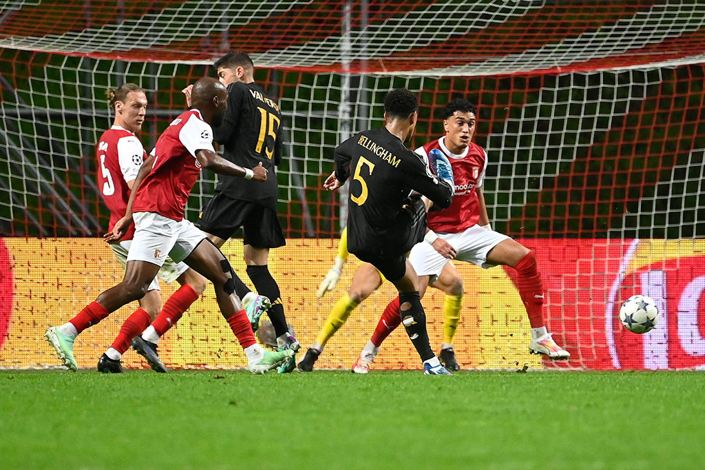 Klub Spanyol mendapatkan gol keduanya pada menit ke-61, saat Jude Bellingham menyarangkan bola ke sudut bawah gawang setelah disodori umpan oleh Vinicius.