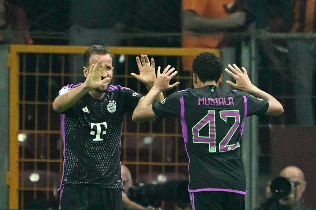 Musiala lantas turut mencatatkan namanya di papan skor, saat memanfaatkan umpan Kane untuk menaklukkan kiper Fernando Muslera sekaligus memastikan Bayern menjadi pemenang dengan skor 3-1.