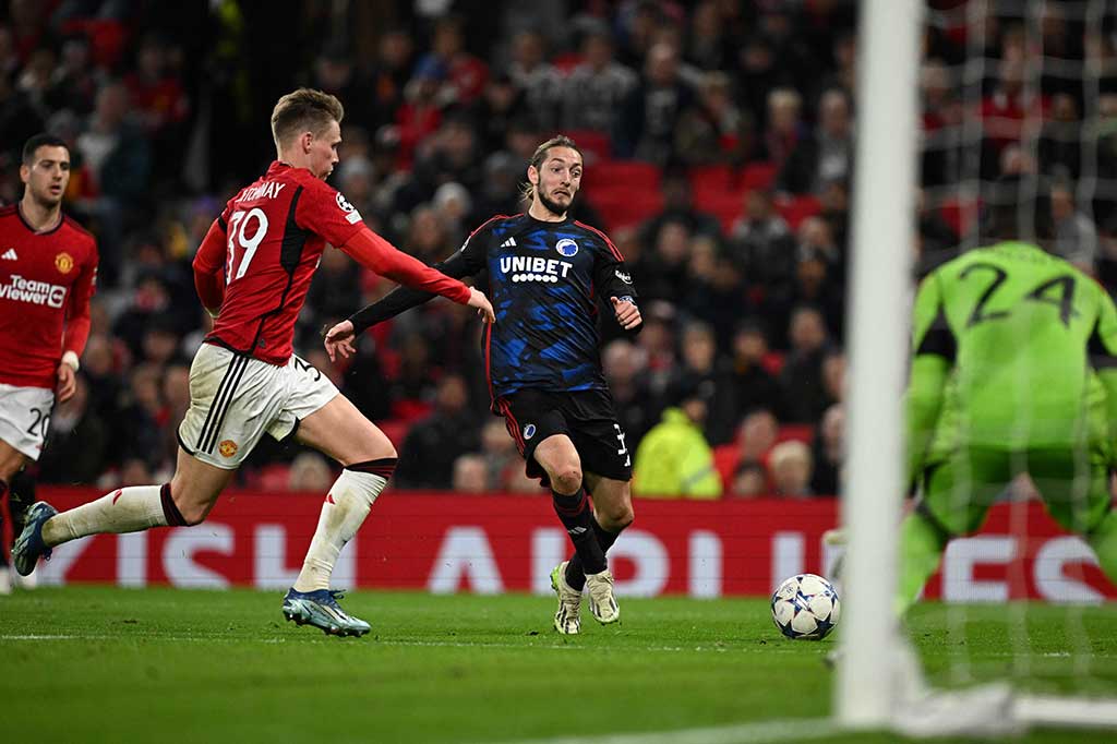 Kiper United Andre Onana kemudian melakukan penyelamatan penting saat mencegah tembakan Lukas Lerager melesak ke sudut atas gawang. Beberapa saat kemudian, Elias Achouri melepaskan sepakan voli melebar saat ia berada dalam kondisi tidak terkawal.