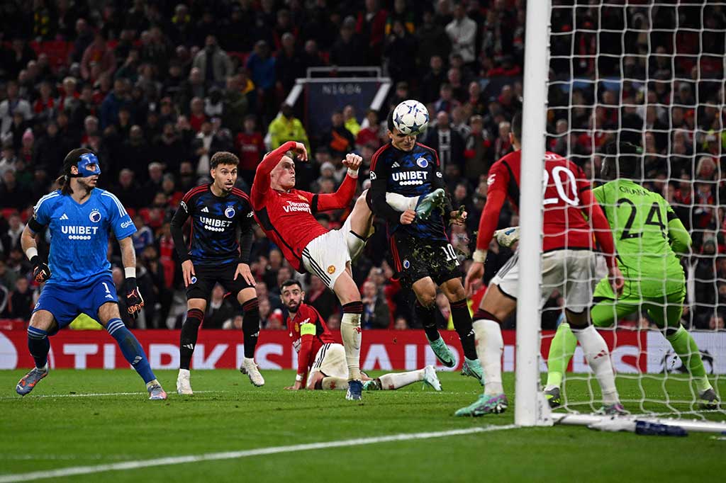 McTominay kemudian melakukan pelanggaran terhadap Elyonoussi di kotak terlarang menjelang pertandingan usai.