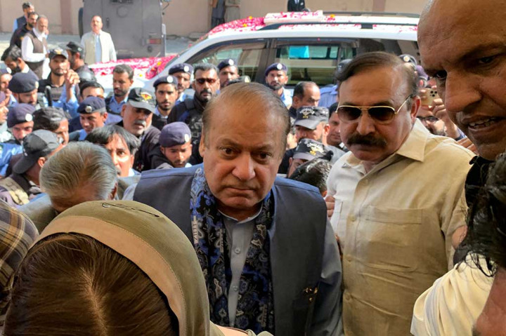 Mantan Perdana Menteri Pakistan Nawaz Sharif (tengah) hadir di pengadilan di Islamabad, Pakistan, Selasa, 24 Oktober 2023. Tiga bulan sebelum pemilu Pakistan, ia kembali dari pengasingan di London, Inggris, dalam upaya mendapatkan jabatan untuk periode keempat.