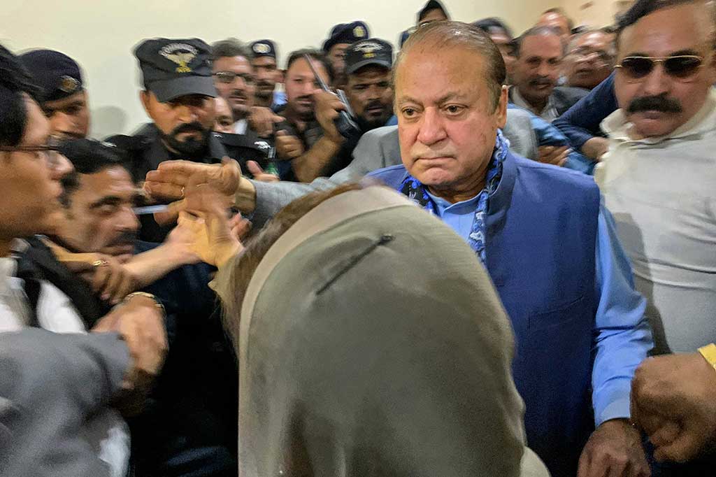 PM Pakistan tiga periode itu kembali ke tanah airnya pada Sabtu, 21 Maret, setelah empat tahun mengasingkan diri di London. Dia pindah ke ibu kota Inggris pada 2019 untuk mendapatkan perawatan medis di tengah masa hukuman tujuh tahun penjara dengan syarat dia kembali ketika sehat.