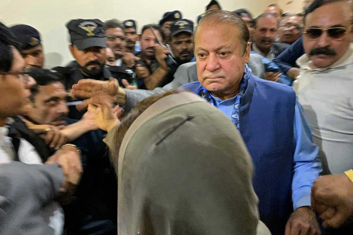 PM Pakistan tiga periode itu kembali ke tanah airnya pada Sabtu, 21 Maret, setelah empat tahun mengasingkan diri di London. Dia pindah ke ibu kota Inggris pada 2019 untuk mendapatkan perawatan medis di tengah masa hukuman tujuh tahun penjara dengan syarat dia kembali ketika sehat.