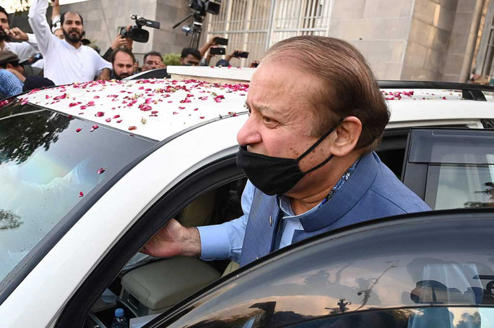 Nawaz, yang dianggap sebagai salah satu politikus paling berpengaruh di Pakistan, tidak membuat kekuasaannya berakhir mulus. Ia dipecat karena tuduhan korupsi pada 1993 sebelum kembali menjabat pada 1997, lalu digulingkan lagi dua tahun kemudian atas perintah militer setelah terlibat perselisiha dengan para jenderal.