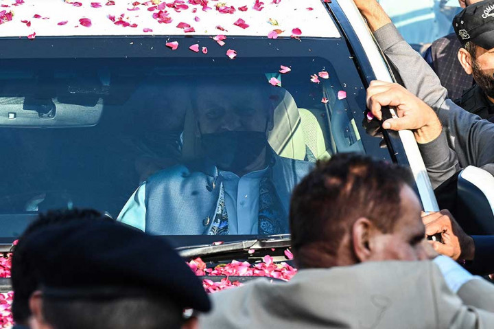 Jabatan ketiganya berakhir pada 2017, ketika Mahkamah Agung Pakistan mendiskualifi kasinya dari dunia politik seumur hidup atas tuduhan korupsi, tuduhan yang dibantahnya. Saat berada di London pada 2020, pengadilan Pakistan mengeluarkan surat perintah penangkapan Nawaz.