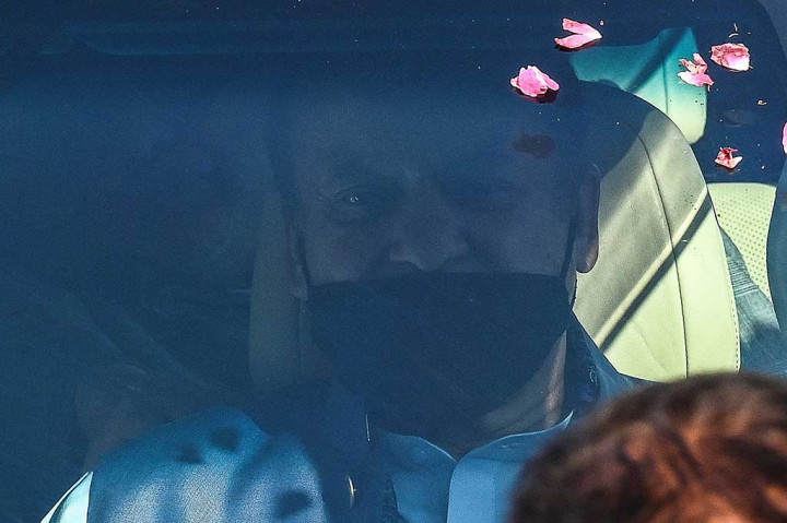 Namun, awal pekan ini, Pengadilan Tinggi di Islamabad memberikan jaminan perlindungan kepada Nawaz, yang berarti bahwa pihak berwenang tidak dapat menahannya sebelum dia hadir di hadapan hakim pada Selasa, 24 Oktober, untuk meminta perpanjangan jaminan bebas sementara. Keputusan pengadilan telah mempermulus jalan bagi Nawaz untuk berkampanye di kampung halamannya di Lahore akhir pekan kemarin, tanpa ancaman penangkapan yang menghantuinya.
