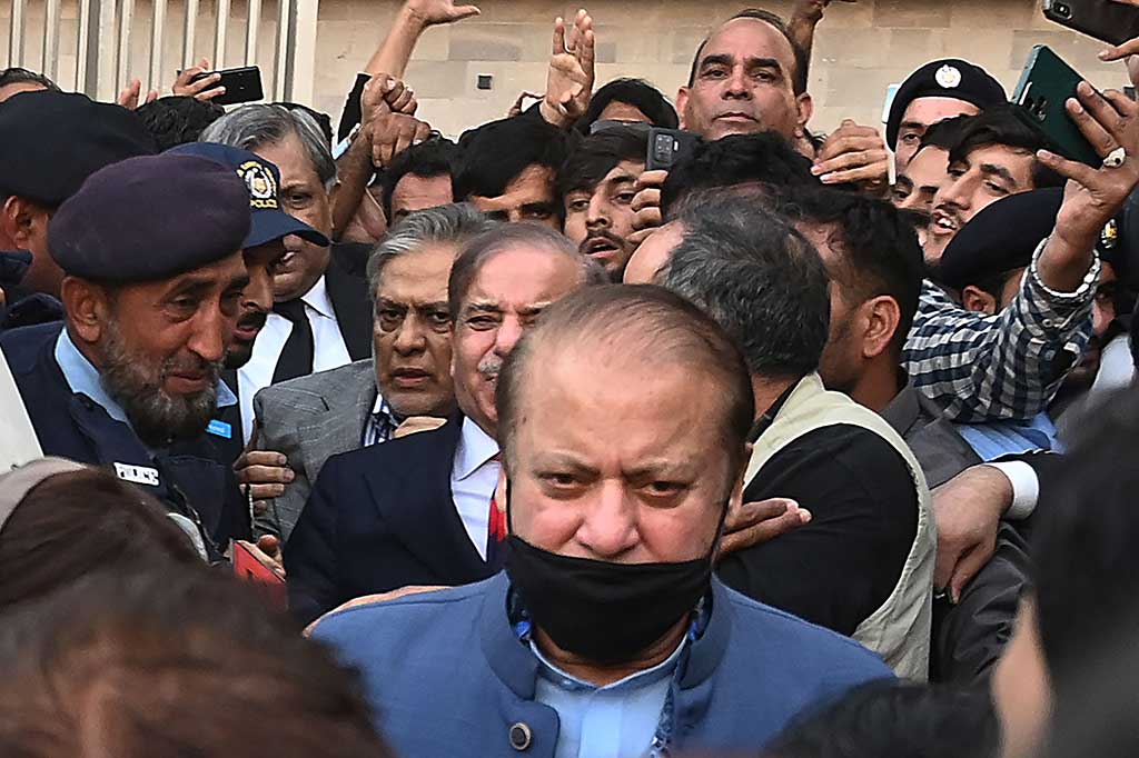 Namun, dia tidak kembali ke Pakistan untuk menyelesaikan hukumannya. Pria berusia 73 tahun yang mengepalai Partai Liga Muslim Pakistan Nawaz atau PML-N itu mengeklaim bahwa dakwaan yang diajukan dan persidangan dilakukan secara tergesagesa, serta hukuman dan pemenjaraannya bermotif politik.