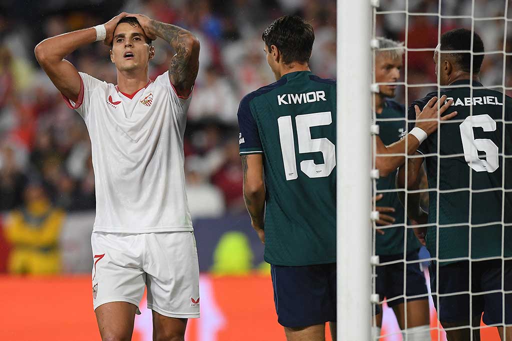 Laga kedua tim berjalan seru sejak awal laga. Pemain kedua kesebelasan saling berbalas serangan dan tertipta beberapa peluang, namun belum berbuah gol.