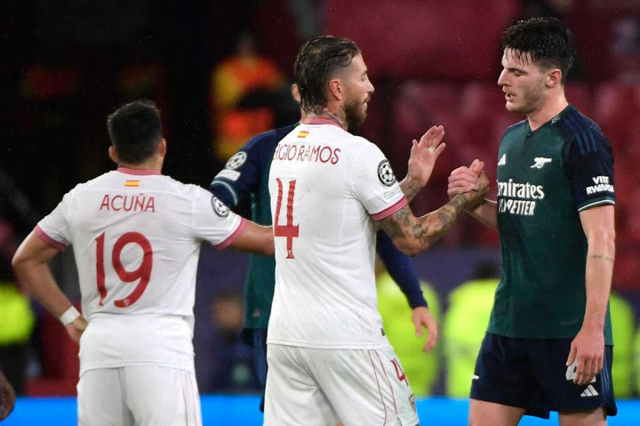 Kemenangan ini mengantarkan Arsenal naik ke puncak klasemen sementara Grup B Liga Champions dengan torehan enam poin dari tiga laga, sementara Sevilla berada di posisi ketiga dengan dua poin.