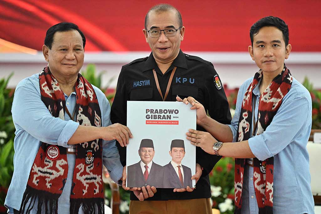 Sekitar pukul 11.57 WIB, Prabowo-Gibran secara simbolis menyerahkan berkas persyaratan pendaftaran kepada Ketua KPU Hasyim Asy'ari di ruangan utama Kantor KPU.