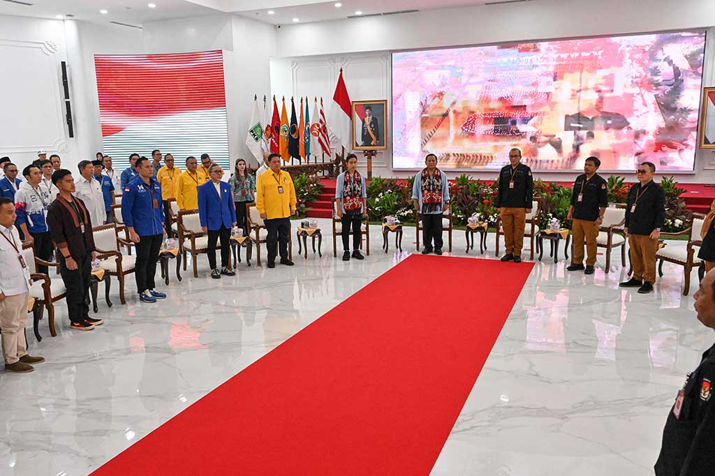 Prabowo-Gibran memasuki ruang pendaftaran dengan didampingi ketua umum parpol anggota Koalisi Indonesia Maju (KIM), di antaranya Ketua Umum Partai Golkar Airlangga Hartarto, Ketua Umum Partai Amanat Nasional (PAN) Zulkifli Hasan, Ketua Umum Partai Bulan Bintang (PBB) Yusril Ihza Mahendra, Ketua Umum Partai Demokrat Agus Harimurti Yudhoyono, dan Ketua Umum Partai Solidaritas Indonesia Kaesang Pangarep.