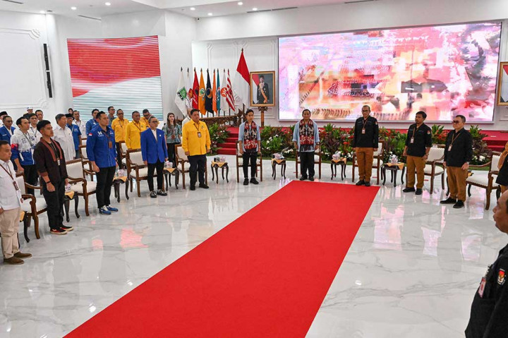 Prabowo-Gibran memasuki ruang pendaftaran dengan didampingi ketua umum parpol anggota Koalisi Indonesia Maju (KIM), di antaranya Ketua Umum Partai Golkar Airlangga Hartarto, Ketua Umum Partai Amanat Nasional (PAN) Zulkifli Hasan, Ketua Umum Partai Bulan Bintang (PBB) Yusril Ihza Mahendra, Ketua Umum Partai Demokrat Agus Harimurti Yudhoyono, dan Ketua Umum Partai Solidaritas Indonesia Kaesang Pangarep.