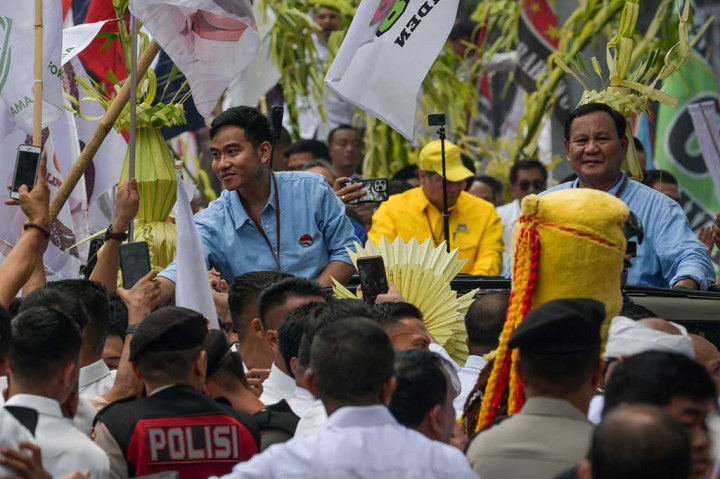 Rombongan kemudian bergerak ke Kantor KPU. Sebanyak tiga unit kendaraan taktis ringan 4x4 buatan PT Pindad, Maung, mengantarkan Prabowo-Gibran dari Taman Surapati menuju Kantor KPU. Pada bagian depan dan belakang kendaraan itu terdapat iring-iringan kirab budaya yang ikut mendampingi.