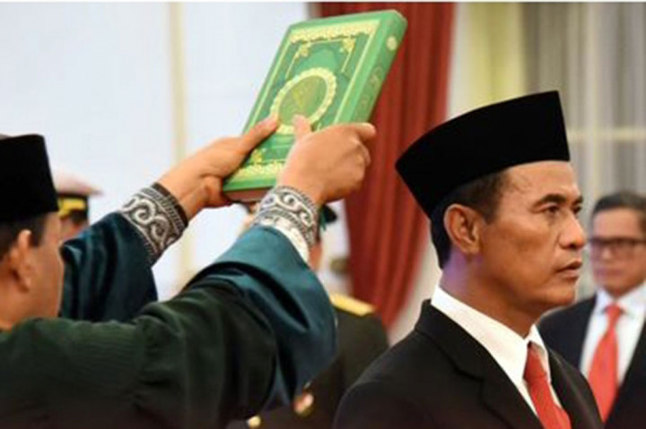 Presiden Joko Widodo (Jokowi) kembali melantik Menteri Pertanian Andi Amran Sulaiman menggantikan Syahrul Yasin Limpo yang mengundurkan diri karena terjerat kasus korupsi.