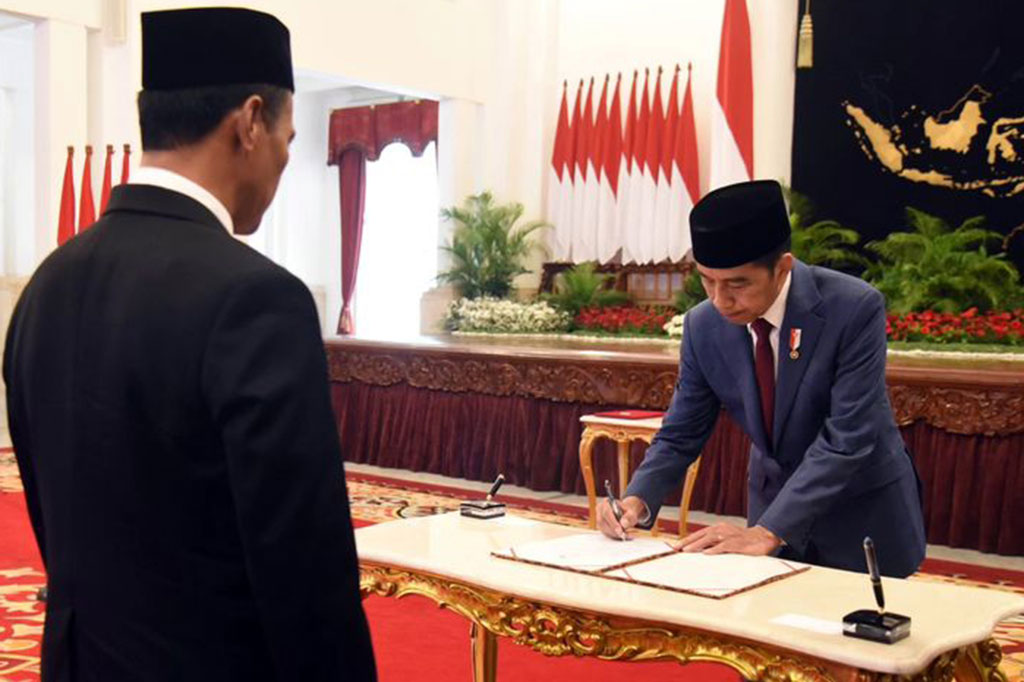 Dipandu Jokowi, Amran juga bersumpah bahwa dalam menjalankan tugas jabatan akan menjunjung tinggi etika jabatan dan bekerja dengan sebaik-baiknya dengan penuh rasa tanggung jawab.