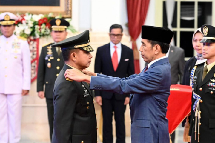 Presiden Joko Widodo (Jokowi) melantik Jenderal Agus Subiyanto sebagai Kepala Staf TNI Angkatan Darat (KSAD), menggantikan Jenderal Dudung Abdurachman.