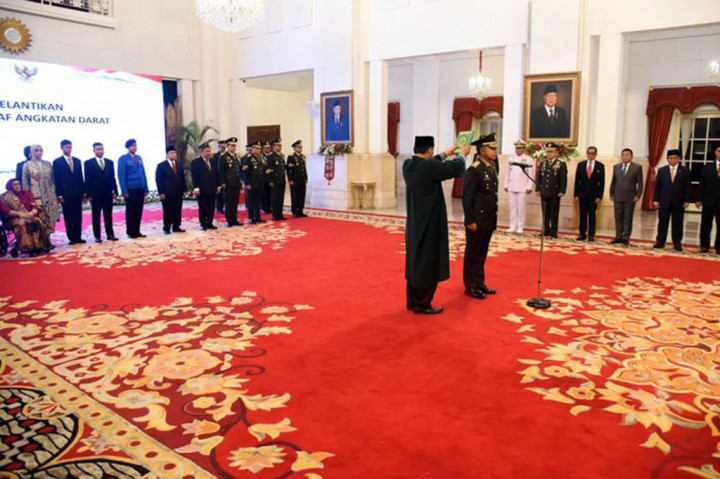 Dipandu oleh Presiden Jokowi, Jenderal Agus mengucapkan sumpah jabatannya untuk selalu setia kepada UUD 1945 dan menjalankan segala peraturan perundang-undangan dengan selurus-lurusnya demi dharma bakti kepada bangsa dan negara.