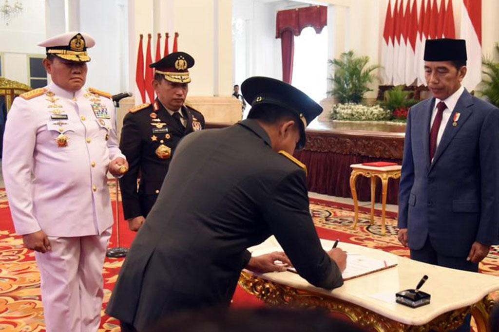 Agus merupakan lulusan Akademi Militer (Akmil) 1991 yang meniti kariernya sebagai seorang perwira pertama di lingkungan Korps Baret Merah (Kopassus).