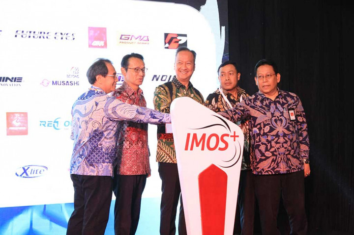 Pameran otomotif Indonesia Motorcycle Show (IMOS+) 2023 resmi dibuka oleh Menteri Perindustrian (Menperin) Agus Gumiwang Kartasasmita, di ICE BSD City, Tangerang, Rabu, 25 Oktober 2023.