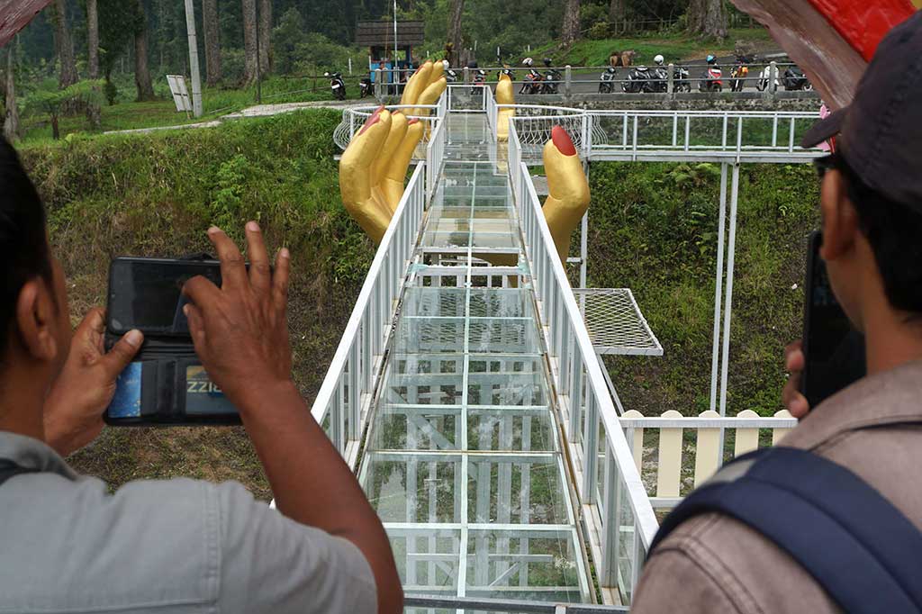 Jembatan kaca bernama The Geong di kawasan hitan pinus Limpakuwus, Kecamatan Sumbang, Banyumas, Jawa Tengah (Jateng), pecah, Rabu, 25 Oktober 2023. Akibatnya dua pengunjung terjatuh dan satu di antaranya tewas, sementara satu lainnya mengalami luka-luka.