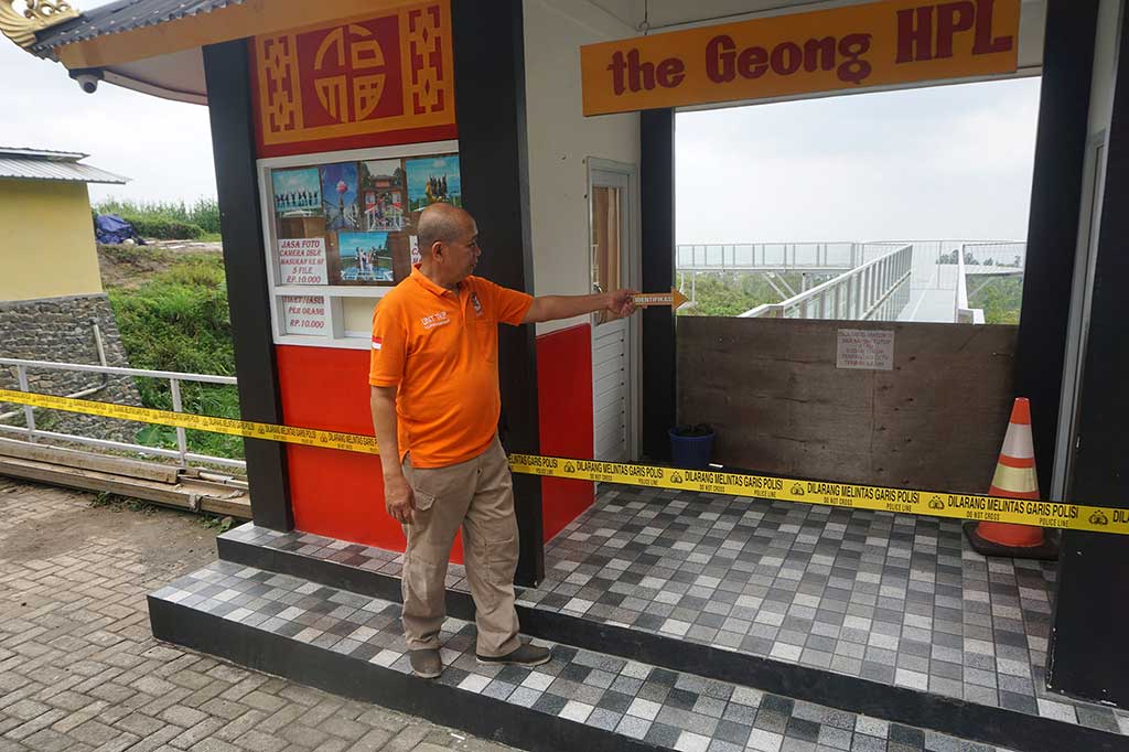 Sebetulnya ada empat orang yang berjalan di jembatan kaca tersebut. Ternyata di salah satu titik jalan, kacanya pencah. Dua wisatawan terjatuh dan dua lainnya bisa bertahan dengan berpegangan pada pengaman, sehingga berhasil diselamatkan.