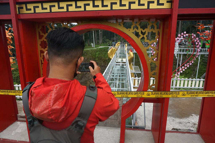 Kedua wisatawan yang jatuh adalah perempuan. Mereka terjatuh dari ketinggian sekitar 15 meter. Korban meninggal adalah FA, 49, asal Banjarnegara dan korban luka-luka adalah AI warga Sleman.
