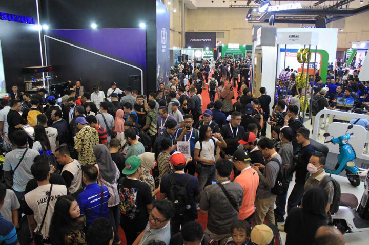  Indonesia Motorcycle Show (IMOS) yang pada tahun ganjil menggunakan label + di belakangnya ini digelar mulai Rabu, 25 Oktober 2023 sampai dengan Minggu, 29 Oktober di ICE BSD, Tangerang. Ribuan pengunjung memadati IMOS+ saat pembukaan hari ini.