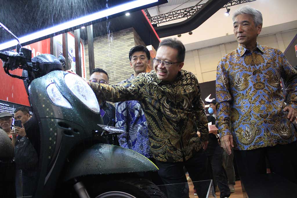 Peran pemerintah dalam menghadirkan subsidi untuk kendaraan listrik juga akan semakin menarik minat konsumen dalam beralih ke kendaraan listrik di tanah air.